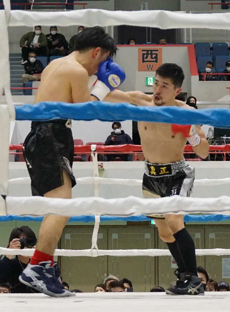 約3年8カ月ぶりに試合出場した山中竜也（右）