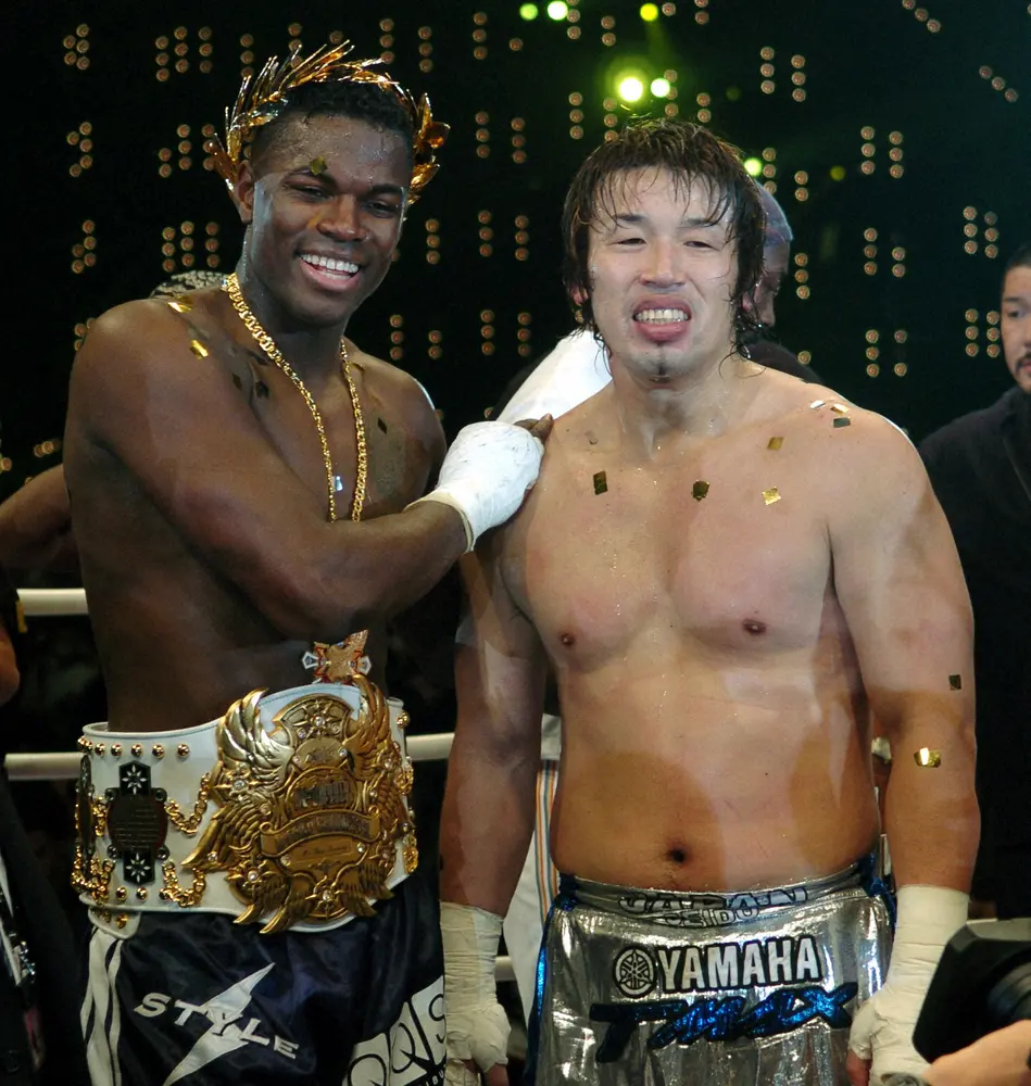 「K―1　WORLD　GP　2004決勝戦」でレミー・ボンヤスキーと2年連続で対戦した武蔵（右）