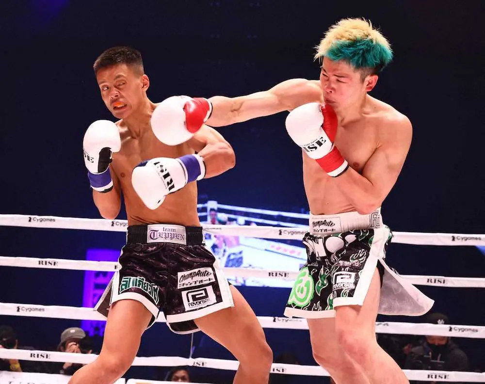 同門の風音（左）とRISE最後の試合を闘い、判定勝ちした那須川天心（C）RISE