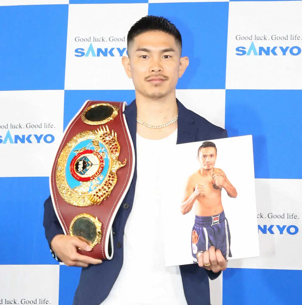＜WBO世界スーパーフライ級タイトルマッチ・井岡一翔記者会見＞ニエテスのボードを持ちフォトセッションに応じる井岡（撮影・藤山　由理）