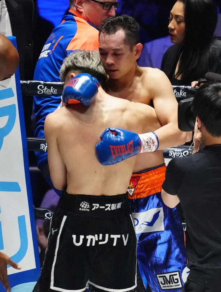＜世界バンタム級3団体王座統一戦＞勝利しドネア（右）と健闘を称え合う井上（撮影・島崎忠彦）