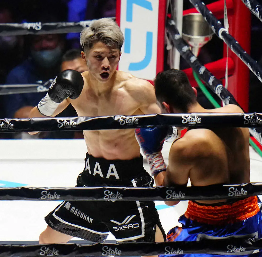 ＜世界バンタム級王座統一戦　井上尚弥・ノニト・ドネア＞3団体統一に成功した井上（左）（撮影・長久保　豊）
