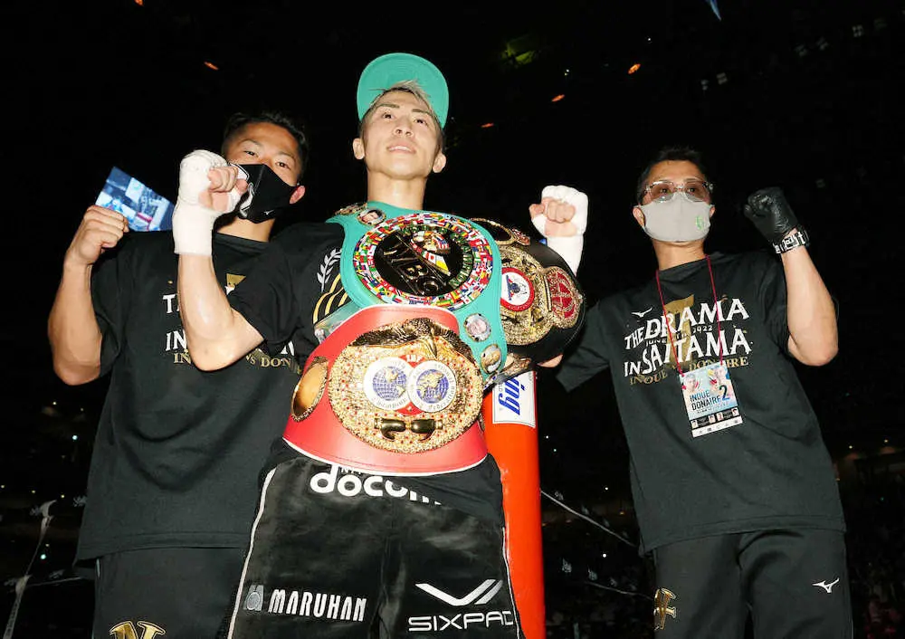 WBA、WBC、IBF世界バンタム級統一戦　井上尚弥対ノニト・ドネアKO勝利した井上尚弥（中央）は弟拓真（左）と父真吾トレーナーと記念撮影