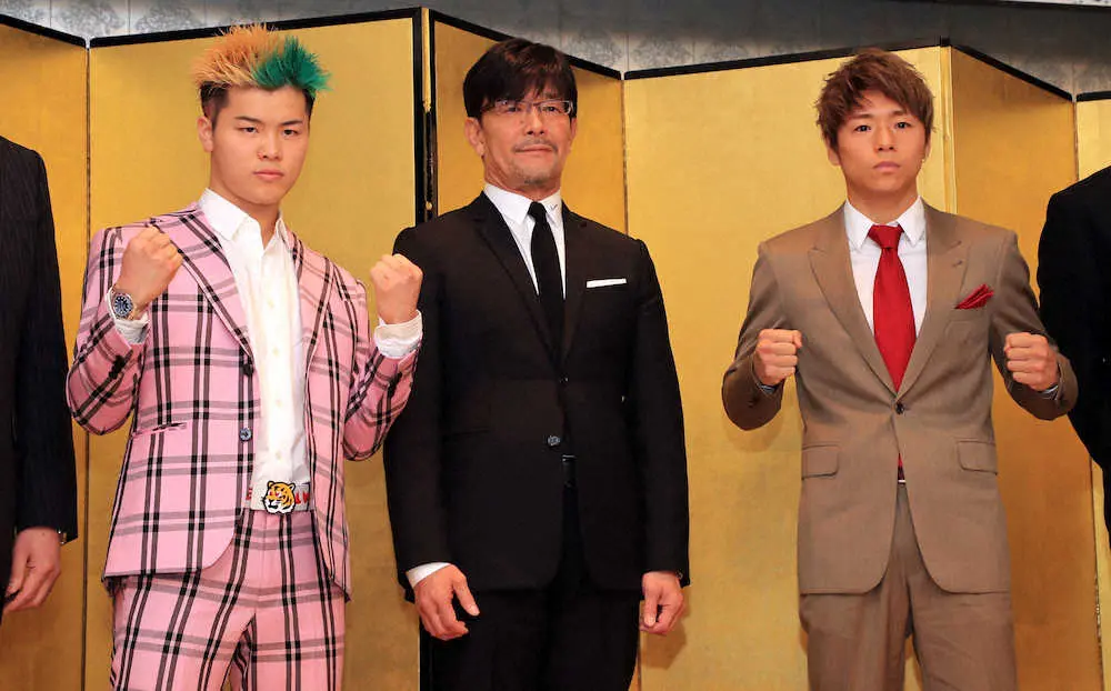 フジテレビの那須川天心（左）と武尊（右）の試合が放送中止に。中央は榊原信行氏
