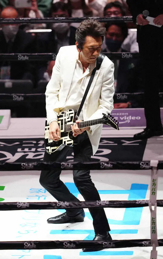 ＜世界バンタム級3団体王座統一戦＞井上の入場曲を生演奏する布袋寅泰