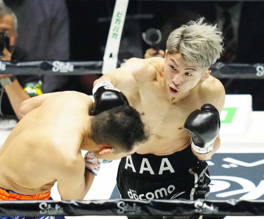 1R、ドネア（左）に右ストレートを見舞う井上（撮影・島崎忠彦）