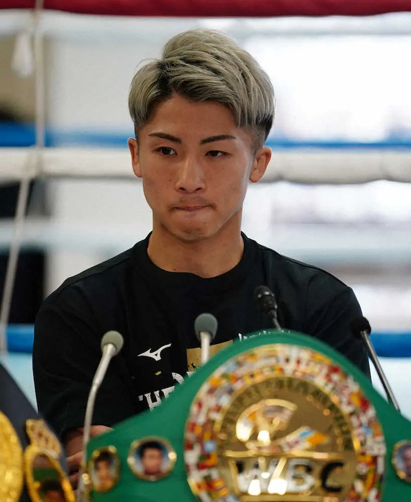 ドネア戦から一夜明け、記者会見を行った井上（撮影・島崎忠彦）