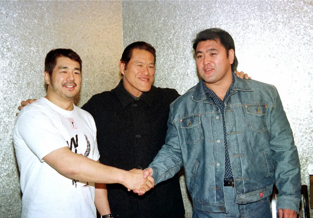 00年、高田延彦(左)、アントニオ猪木(中央)と記者会見