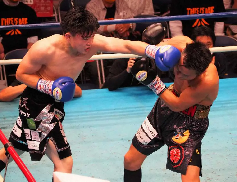 ＜日本ウエルター級暫定王者決定戦10回戦＞永野祐樹（右）に左ストレートを浴びせる小畑武尊。5回TKO勝ちで暫定王座を獲得