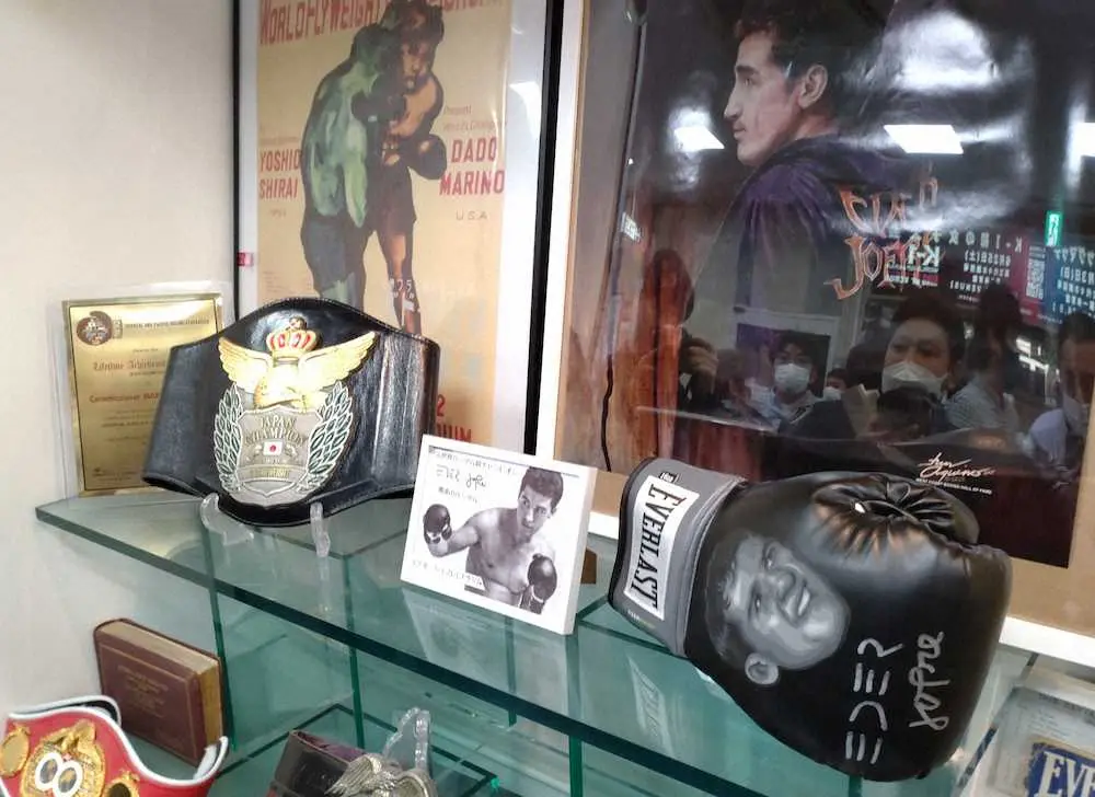 後楽園ホールに展示されたエデル・ジョフレ氏のサイン入りグローブなど記念品