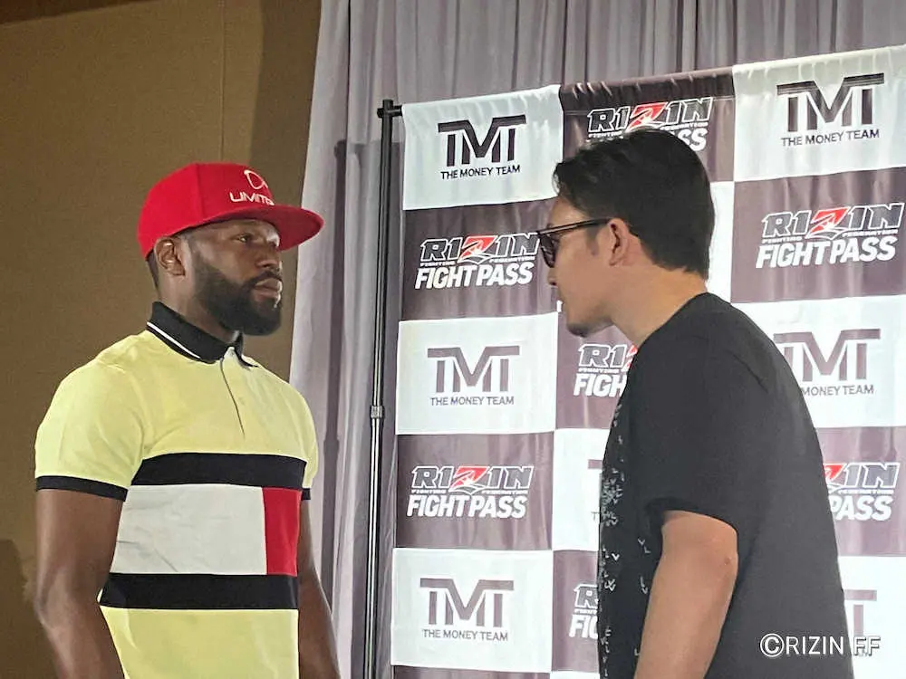 9月に日本での対戦が発表されたフロイド・メイウェザー（左）と朝倉未来（C）RIZIN　FF