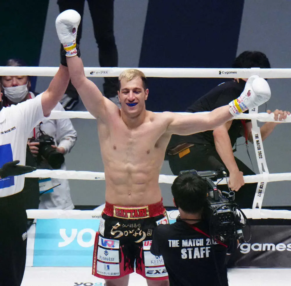 ＜THE　MATCH2022＞内田にTKO勝ちしたサッタリ（撮影・島崎忠彦）