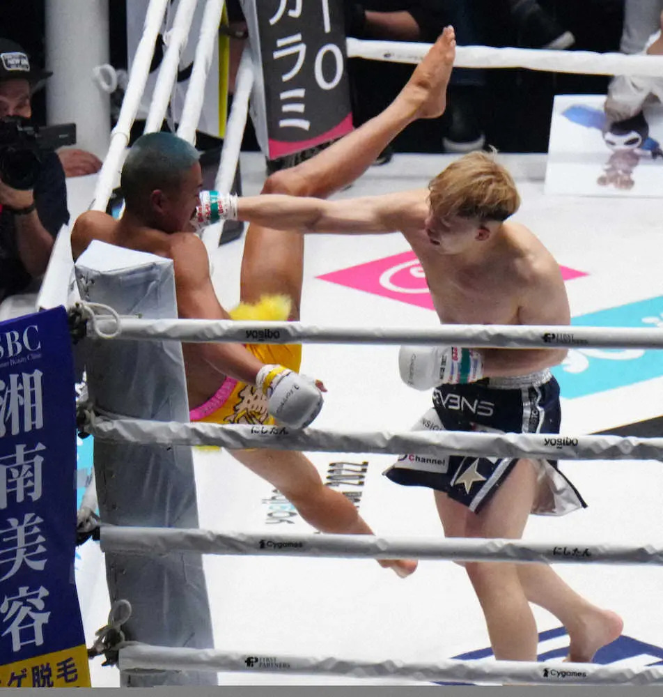 ＜THE　MATCH2022＞芦沢（左）を攻めるYA－MAN（撮影・島崎忠彦）