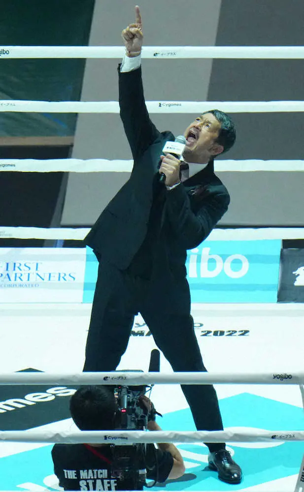 ＜THE　MATCH2022＞開会式で武尊と那須川を呼び込む高田延彦（撮影・島崎忠彦）