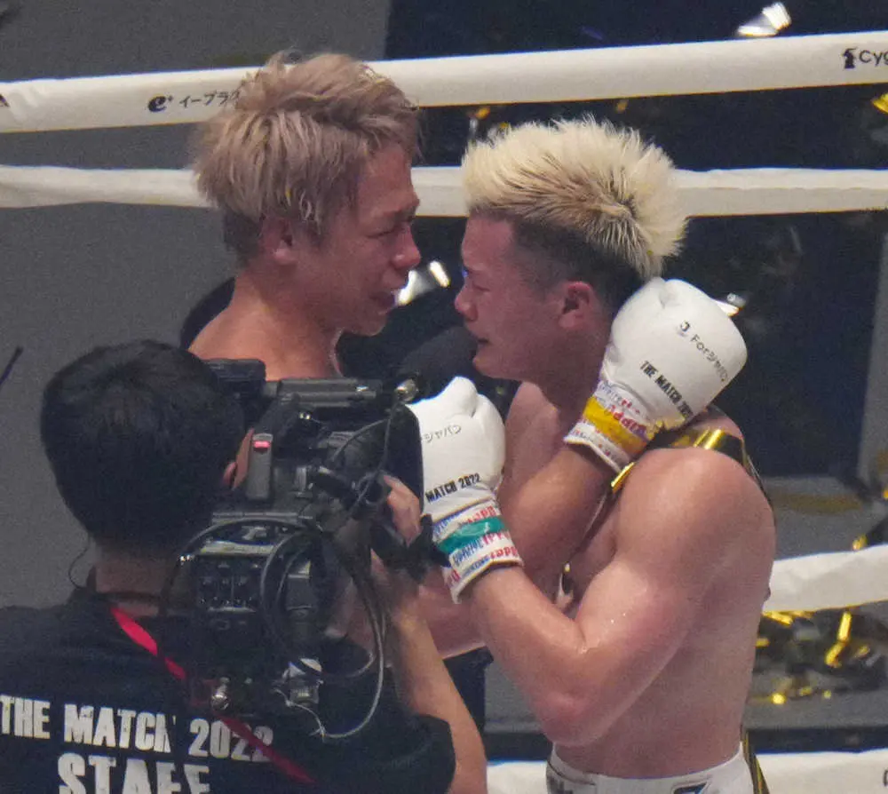 ＜THE　MATCH2022＞試合を終え涙ながらに武尊（左）と話す那須川（撮影・島崎忠彦）