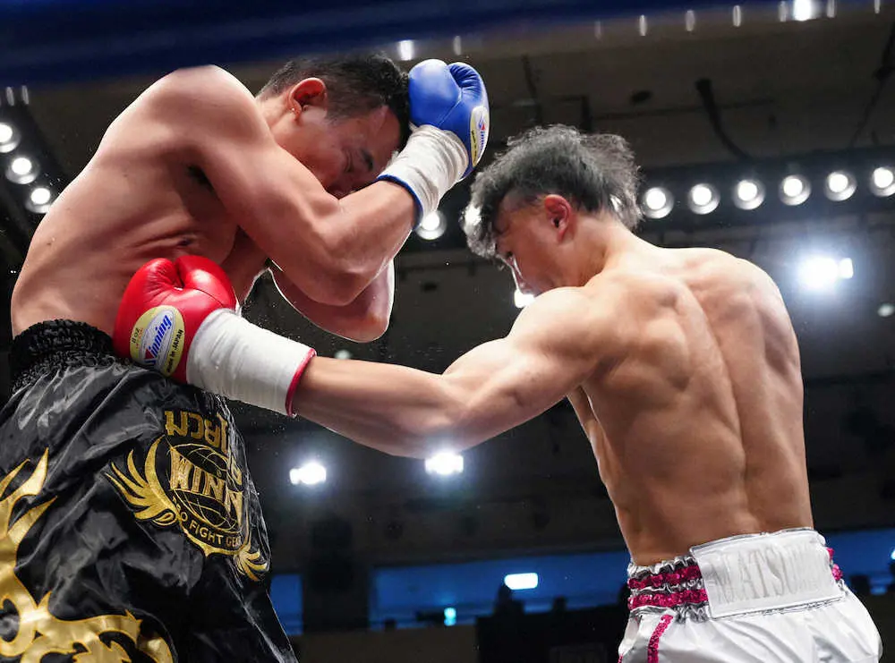 ＜ボクシング松本・ナクハリン＞ナクハリン（左）に左ボディを見舞う松本（撮影・島崎忠彦）