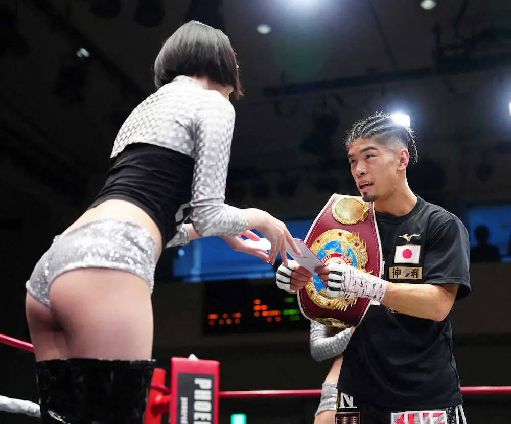 ラウンドガールのCHIAKI（左）からKO賞を贈られた田中（撮影・島崎忠彦）