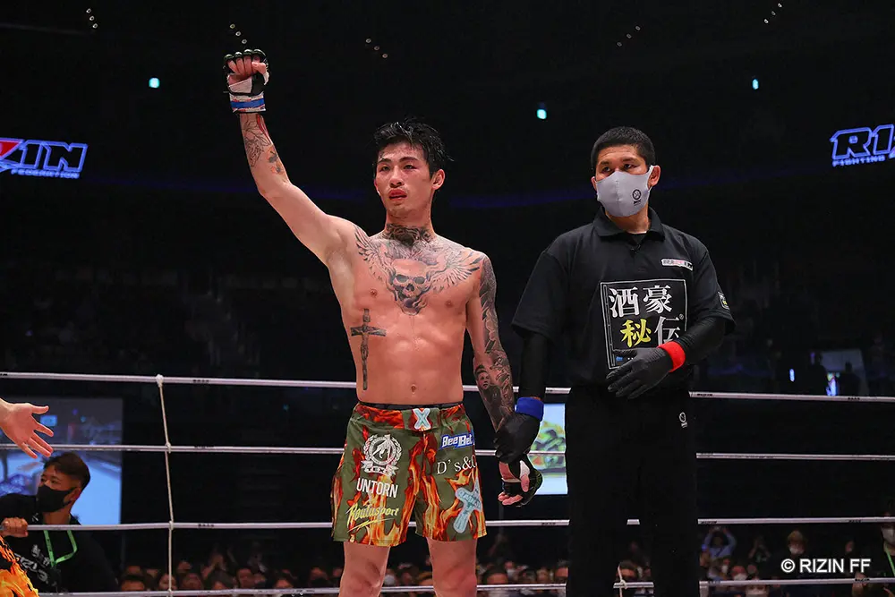 判定勝利を収めた平本（C）RIZIN FF