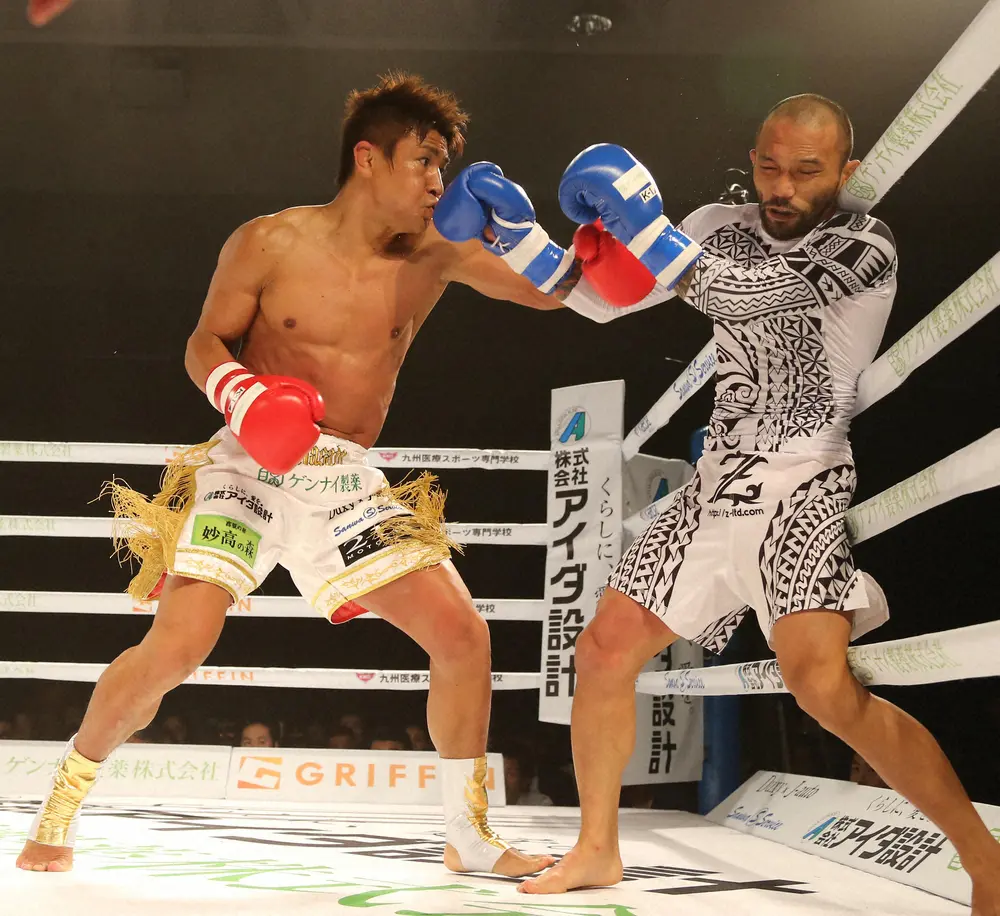 15年大みそかにエキシビジョンマッチで山本“KID“徳郁さんと対戦した魔裟斗（左）