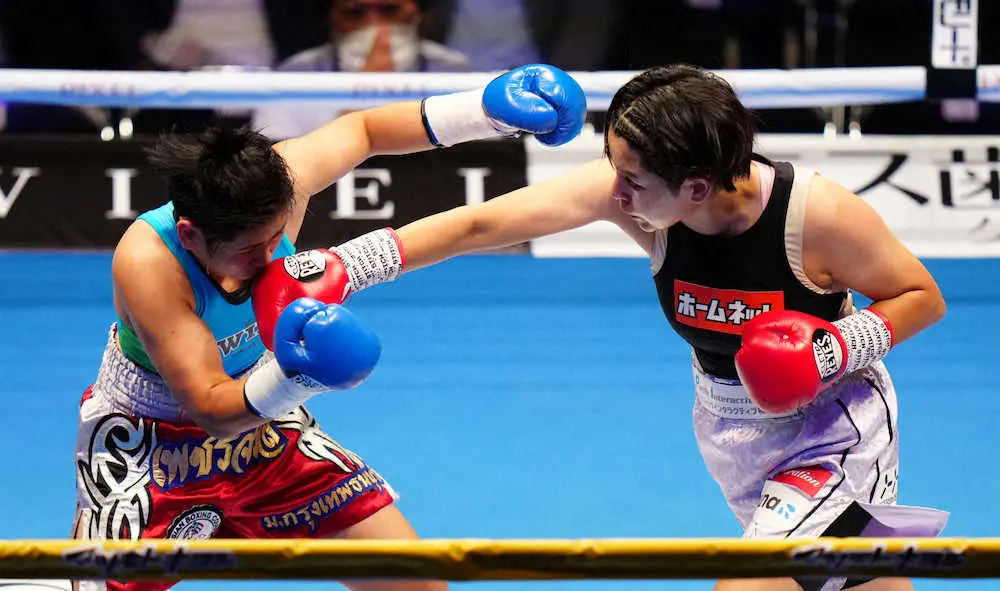 1回、サオワラック（左）に右ストレートを見舞う伊藤（撮影・島崎忠彦）