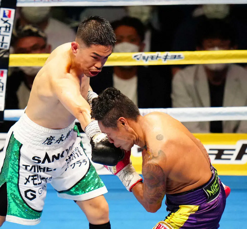 9回、ニエテス（右）に右ストレートを見舞う井岡（撮影・島崎忠彦）