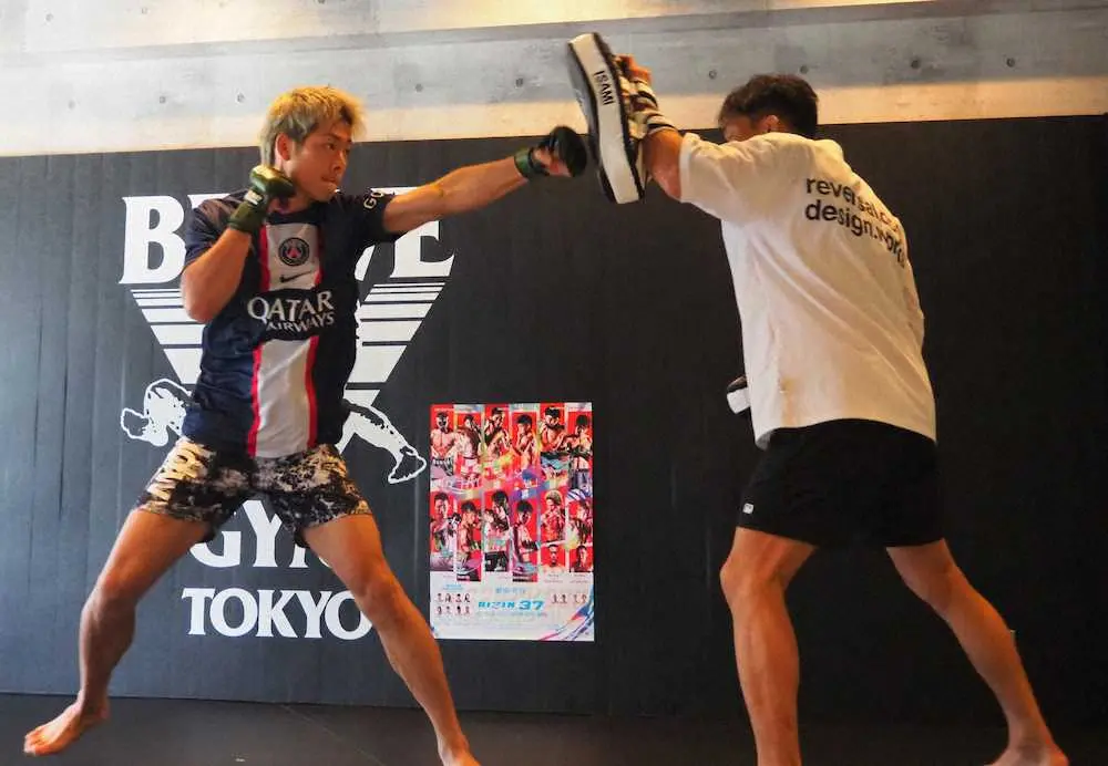 パリSGのレプリカユニホームでRIZIN.37に向けた公開練習に臨んだ三浦孝太（左）