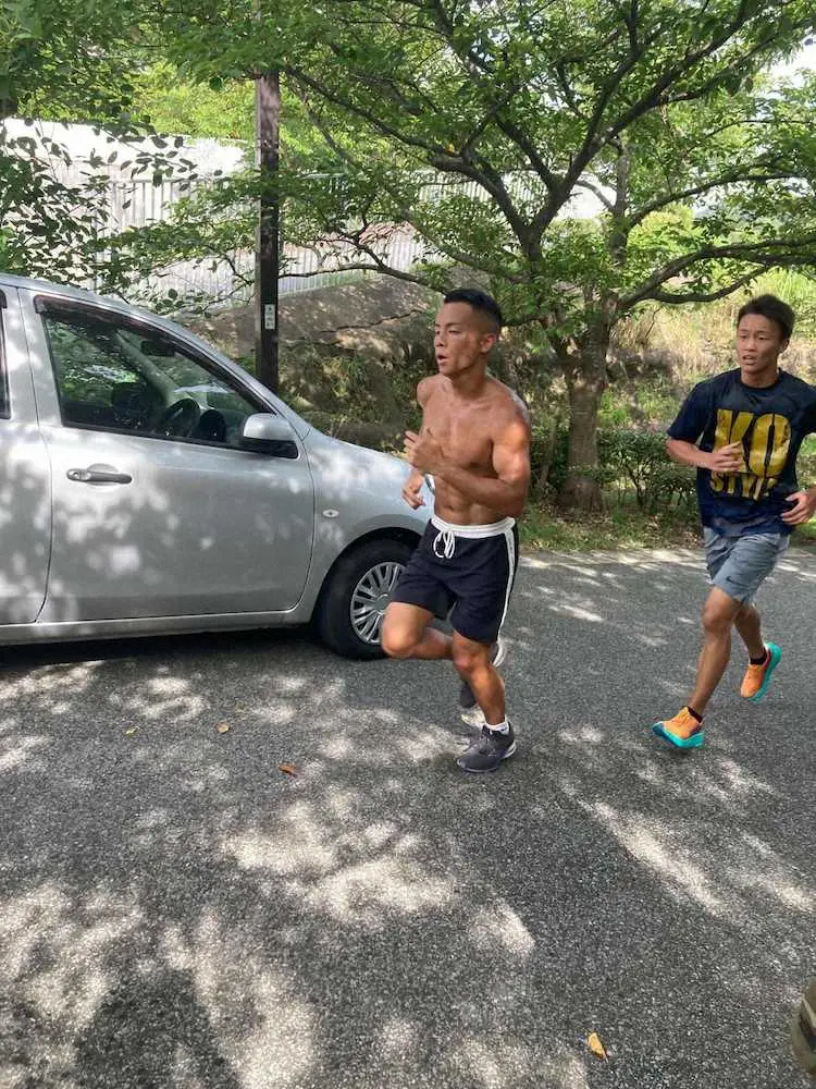 合宿で走り込む武居由樹（大橋ジム提供）