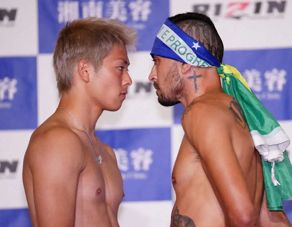 ＜RIZIN37計量＞計量パスしマソーニ（右）とにらみ合う三浦だったが…（撮影・島崎忠彦）