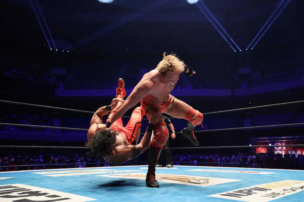 レインメーカーを炸裂させるオカダ・カズチカ（新日本プロレス提供）