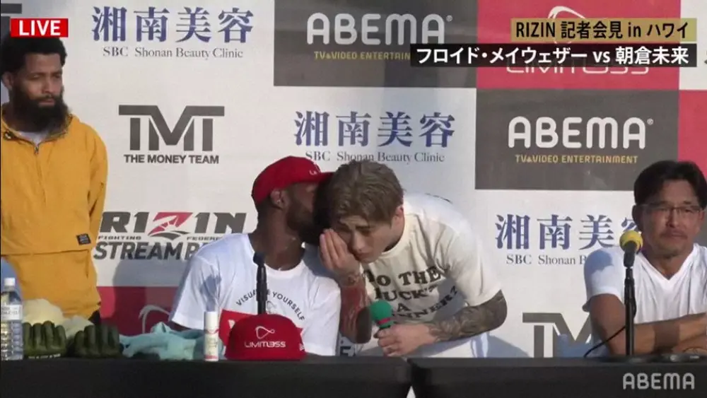メイウェザーに耳打ちされる平本蓮（C）AbemaTV, Inc. 