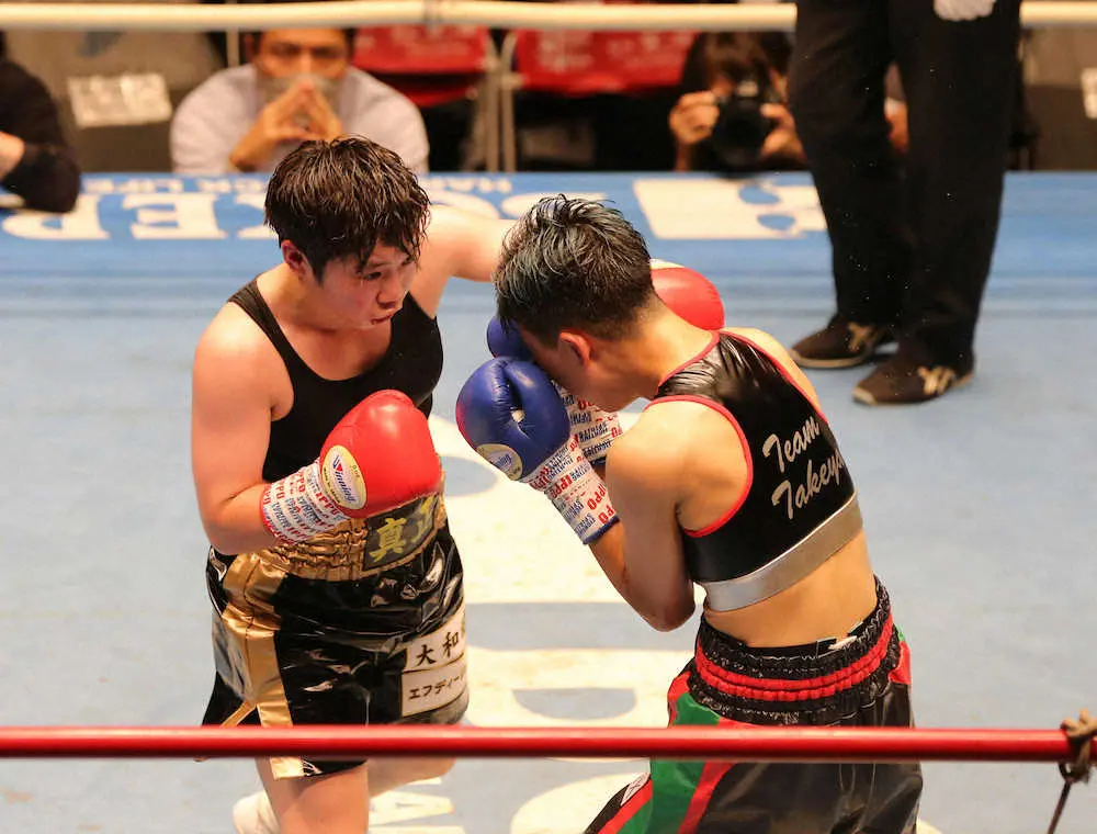 ＜WBOアジアパンパシフィック女子アトム級王座決定戦＞5回、狩野（右）を攻める山中（撮影・藤山　由理）