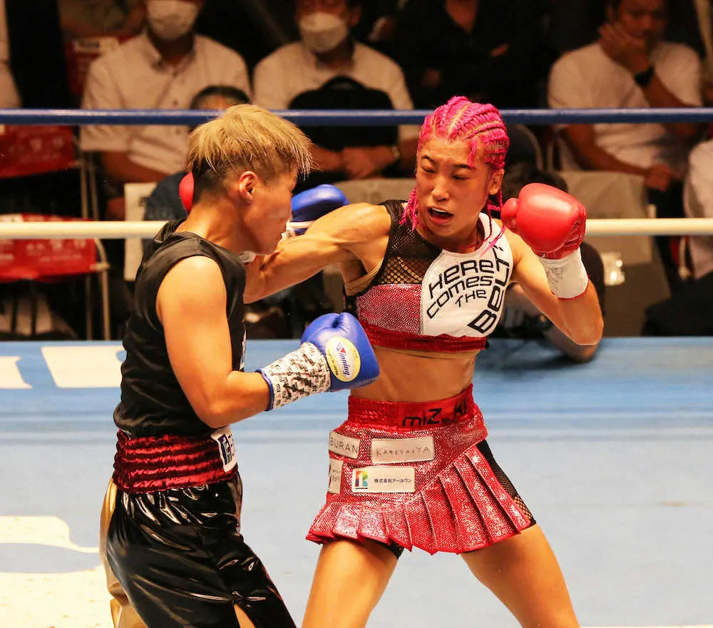 【P説訂正】＜女子日本フライ級王座決定戦＞5回、柳井（左）を攻める晝田（撮影・藤山　由理）