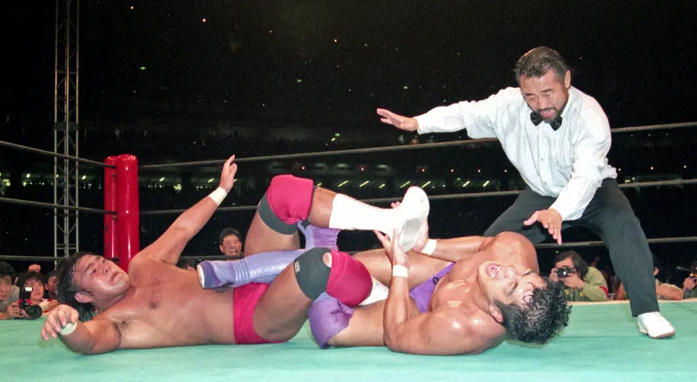95年10月9日の新日本プロレス対UWFインターナショナルの対抗戦。メインで高田を足四の字固めで破った武藤敬司（左）
