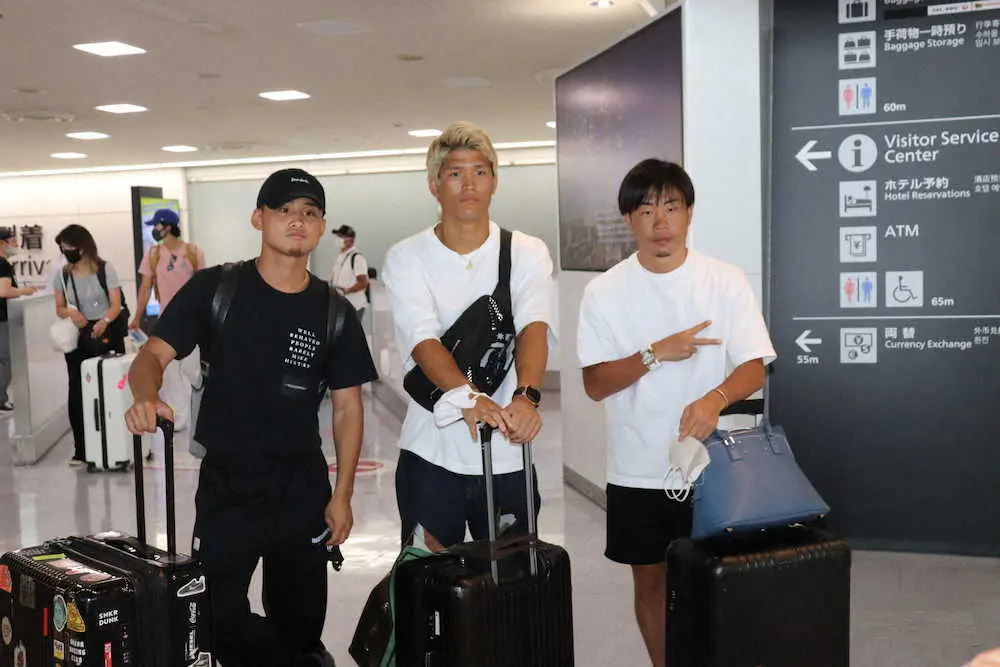 ハワイ合宿から帰国した（左から）京口紘人、宇津木秀、谷口将隆