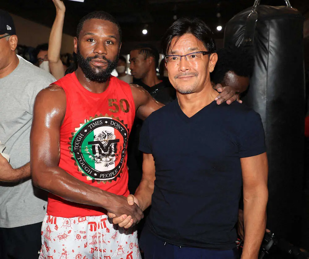 ＜RIZIN　メイウェザー公開練習＞榊原信行RIZIN・CEOと握手を交わすメイウェザー（左）（撮影・篠原岳夫）