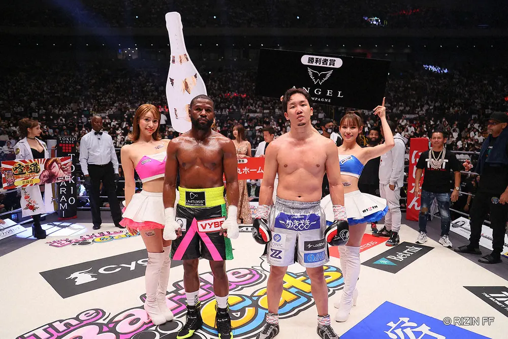 試合後に記念撮影するメイウェザーと朝倉未来（右）（C）RIZINFF