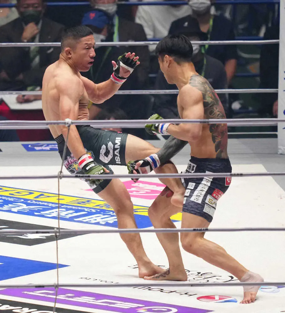 ＜RIZIN38＞金太郎（右）にローキックを見舞う堀口（撮影・島崎忠彦）