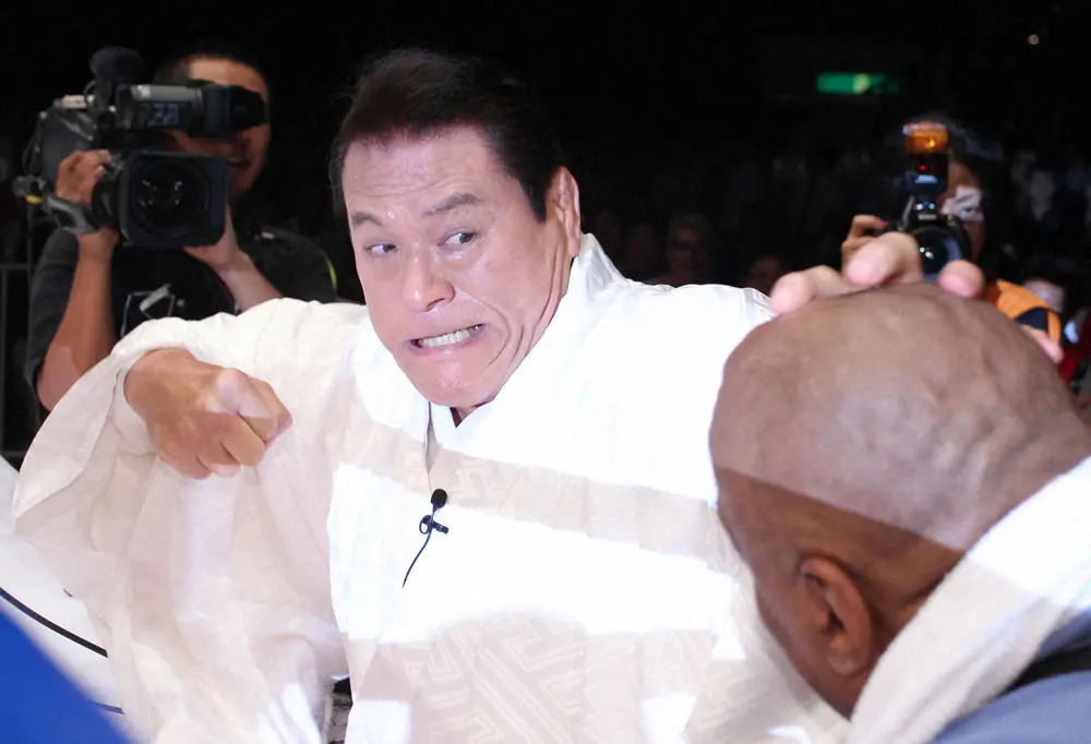 ＜IGF両国大会「INOKI GENOME」＞場外で乱入したアブドーラ・ザ・ブッチャー（右）を鉄拳制裁するアントニオ猪木