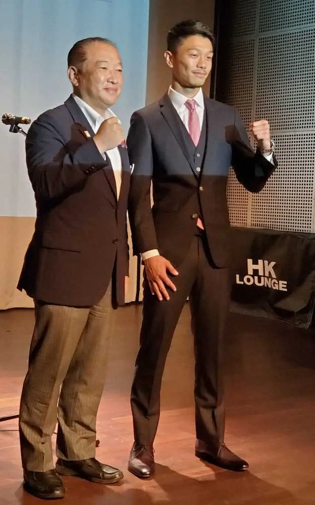 中谷潤人（右）の後援会発足式には相模原市の本村賢太郎市長も駆けつけた