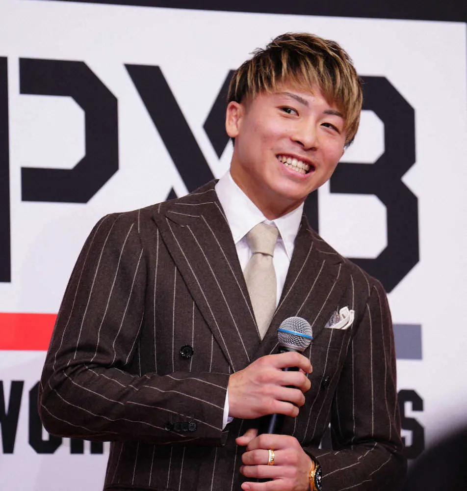 ＜井上尚弥会見＞笑顔で取材を受ける井上（撮影・島崎忠彦）