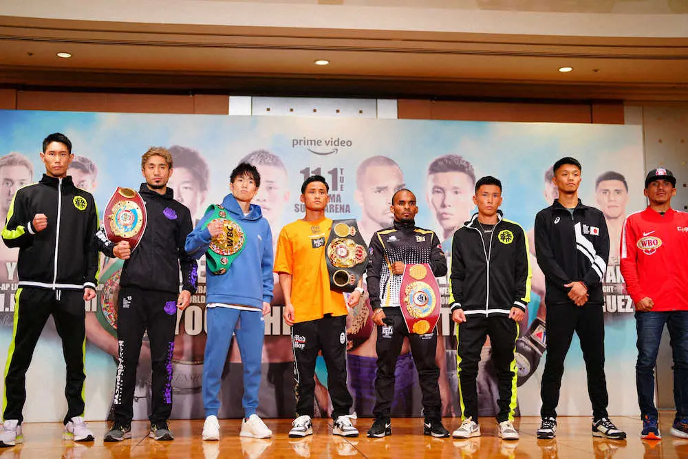 ＜WBC＆WBA世界ライトフライ級王座統一戦　寺地拳四朗・京口紘人＞会見に臨む（左から）中谷正義、吉野修一郎、寺地拳四朗、京口紘人、ジョナサン・ゴンサレス、岩田翔吉、中谷潤人、フランシスコ・ロドリゲスジュニア（撮影・小海途　良幹）