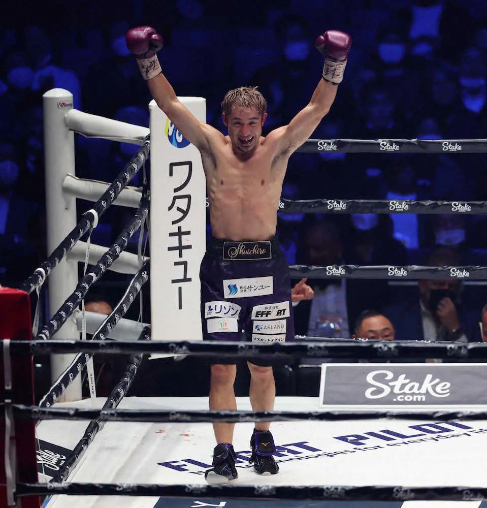 ＜WBOアジアパシフィックライト級　吉野・中谷＞中谷に勝利しガッツポーズする吉野　（撮影・白鳥　佳樹）