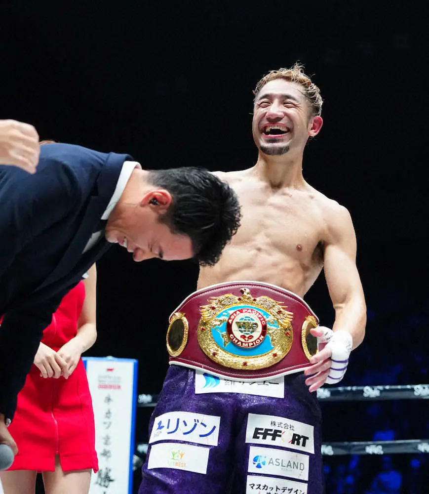 ＜WBOアジアパシフィックライト級タイトルマッチ　吉野修一郎・中谷正義＞勝利インタビューで名前を間違え深々と頭を下げる木村アナに笑顔で対応する吉野（撮影・島崎　忠彦）