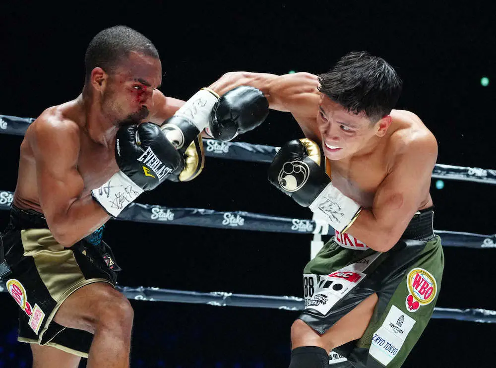 ＜WBO世界ライト・フライ級タイトルマッチ　ジョナサン・ゴンサレス・岩田翔吉＞3回、ゴンサレス（左）と激しく打ち合う岩田（撮影・島崎　忠彦）