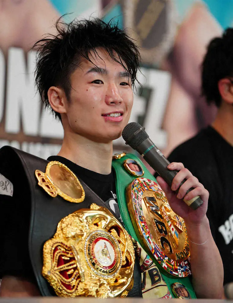 ＜WBC・WBA世界ライトフライ級王座統一戦、寺地・京口＞試合を振り返る寺地（撮影・島崎忠彦）