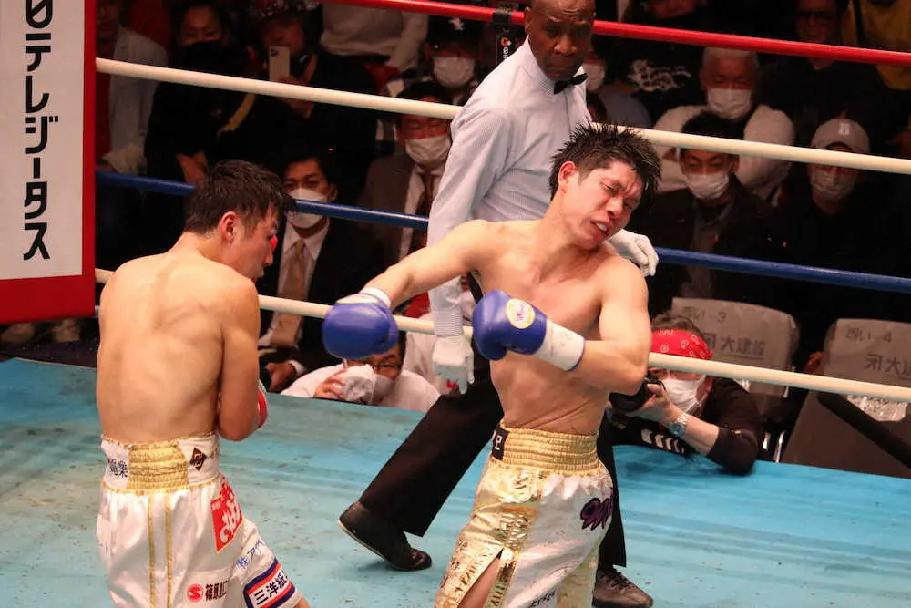 3回、竹迫（左）の右フックがユにさく裂