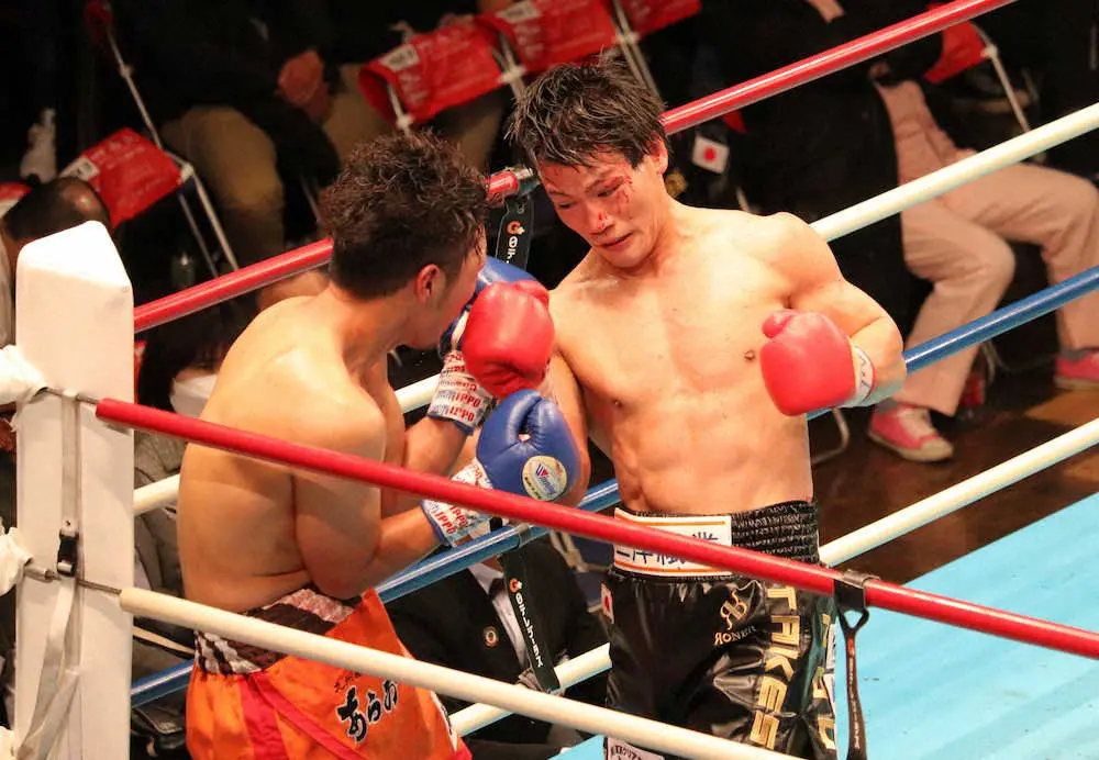 井上（右）は天熊丸木をコーナーへ追い込んでメッタ打ちにする