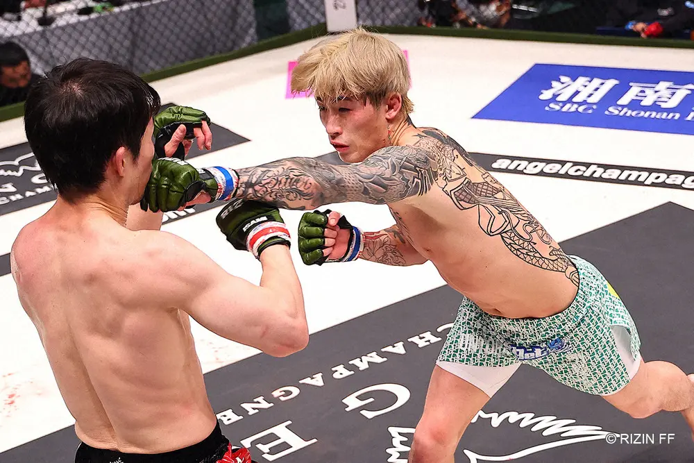 打撃で弥益ドミネーター聡志を完封した平本蓮（右）（C）RIZINFF