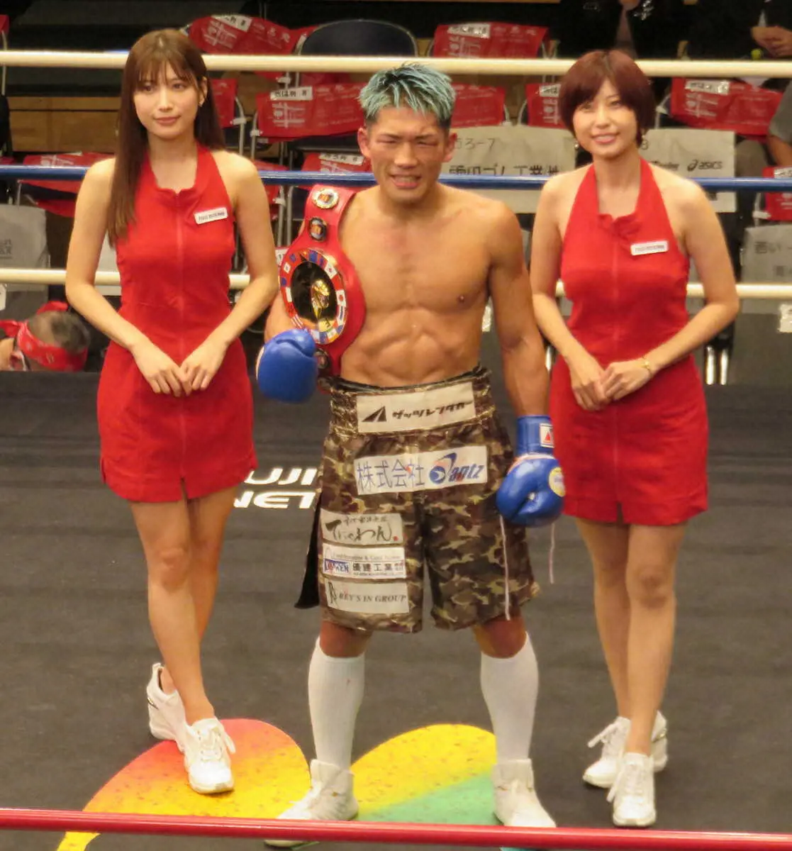 東洋太平洋スーパーライト級王座を獲得した永田大士（中央）