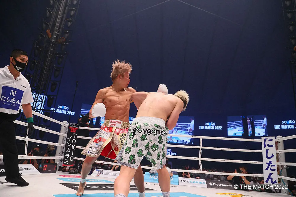 1Rに左フックでダウンを奪う那須川天心（左）（C）THE　MATCH　2022